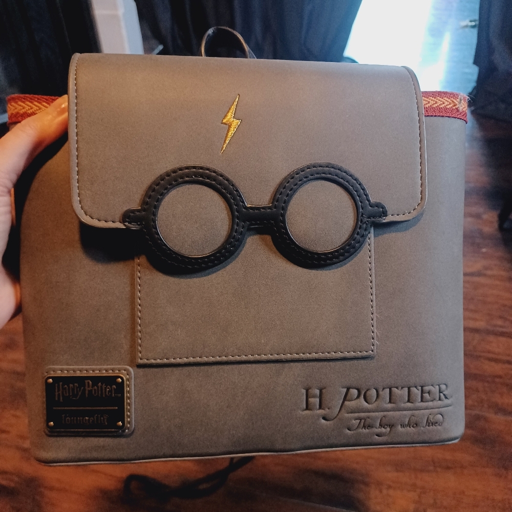 Uber RARE Harry Potter Gryffindor Gray Crossbody Purse Mini Backpack - Picture 2 of 6